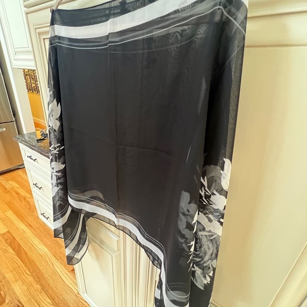 Elegant Black and White Sheer Shawl - Picture 4 of 5